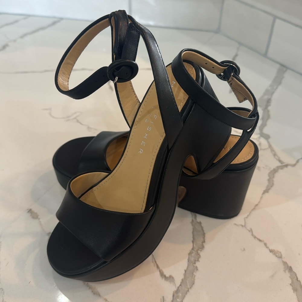 Marc Fisher platform sandal. Size 5